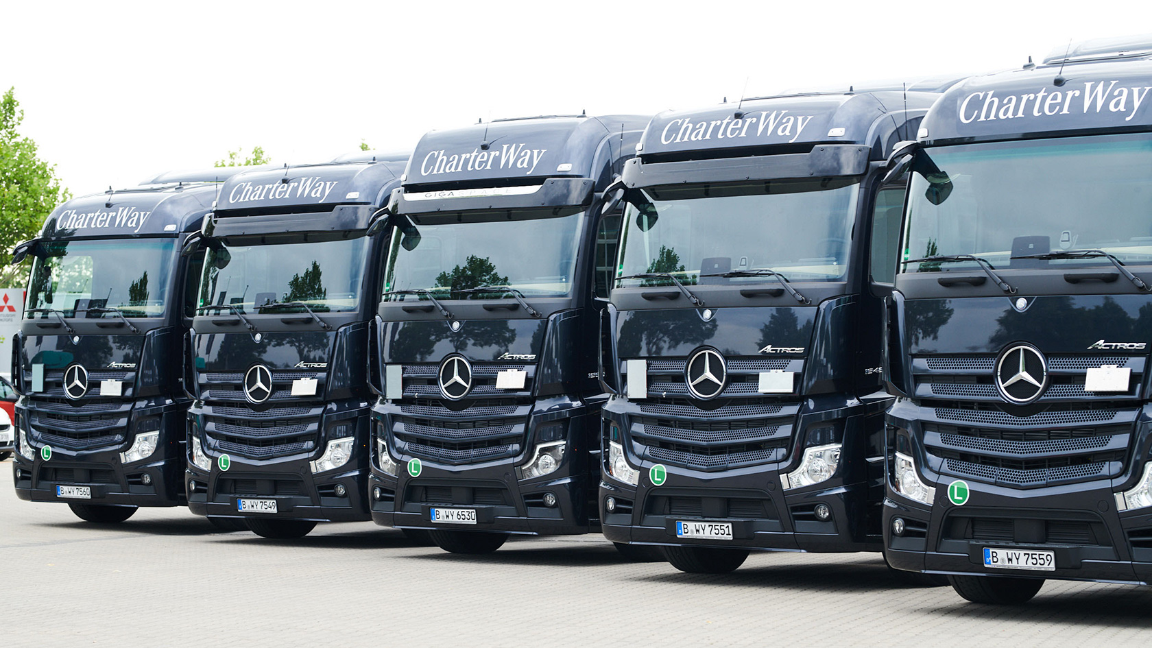 Mercedes-Benz CharterWay: Schwarz ist das neue Weiß. - Mercedes-Benz Trucks  - Trucks you can trust